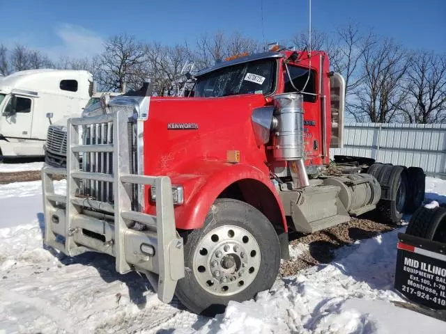 2022 Kenworth Construction W900