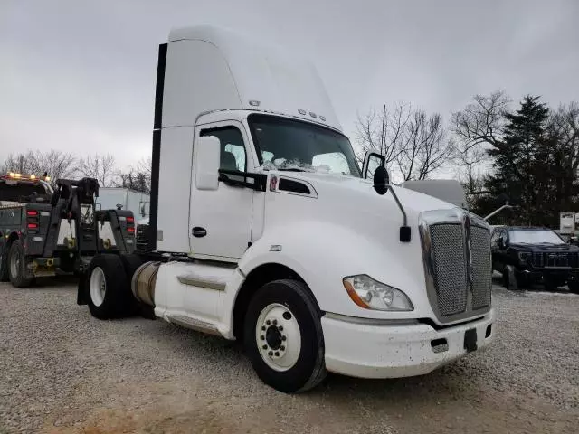 2015 Kenworth Construction T680