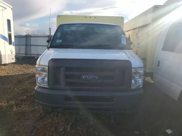 2018 Ford Econoline E450 Super Duty Cutaway Van