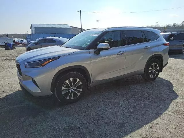 2022 Toyota Highlander Hybrid XLE