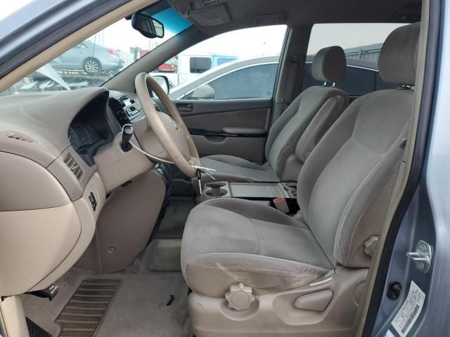 2004 Toyota Sienna CE