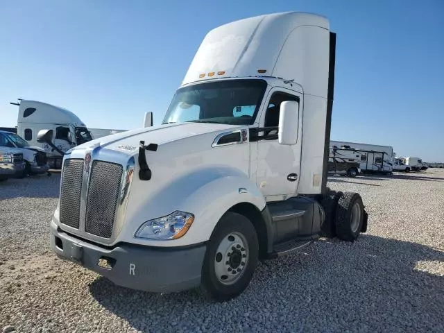 2016 Kenworth T680 Semi Truck