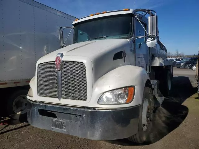 2009 Kenworth Construction T370