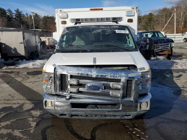 2014 Ford Econoline E350 Super Duty Cutaway Van