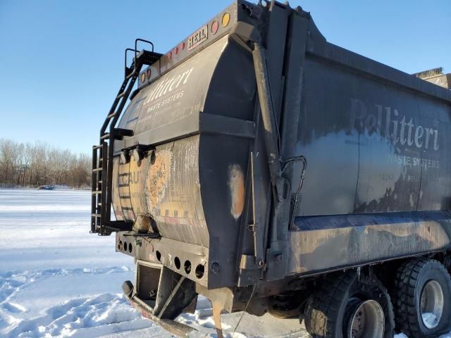 2016 Peterbilt 320