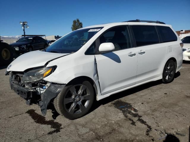 2015 Toyota Sienna Sport