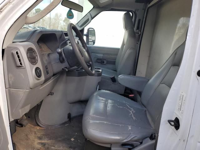 2013 Ford Econoline E350 Super Duty Cutaway Van