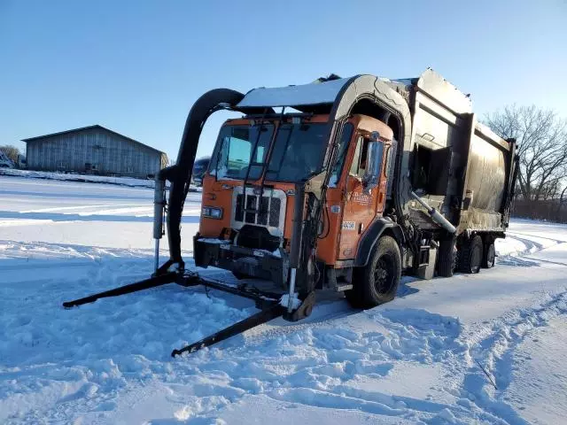 2016 Peterbilt 320