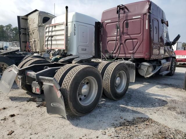 2010 Freightliner Cascadia 125