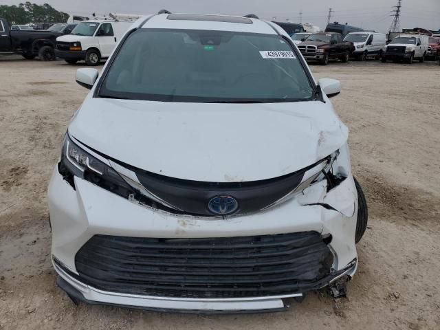 2022 Toyota Sienna XLE