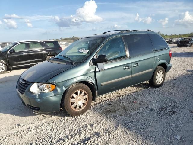 2007 Chrysler Town & Country LX