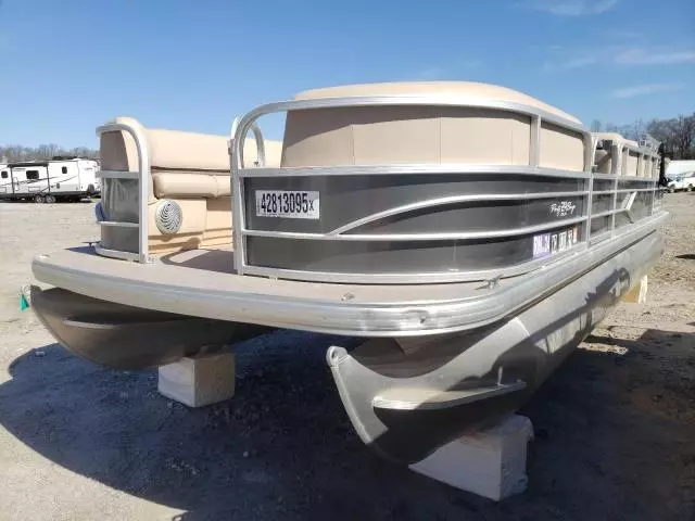 2017 Boat Pontoon