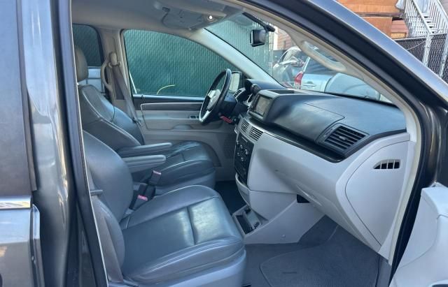 2010 Volkswagen Routan SE