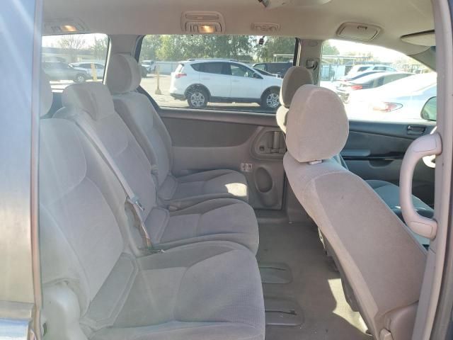 2004 Toyota Sienna CE