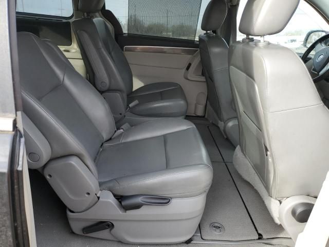 2010 Volkswagen Routan SE