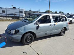 Carros salvage sin ofertas aún a la venta en subasta: 1998 Toyota Sienna LE