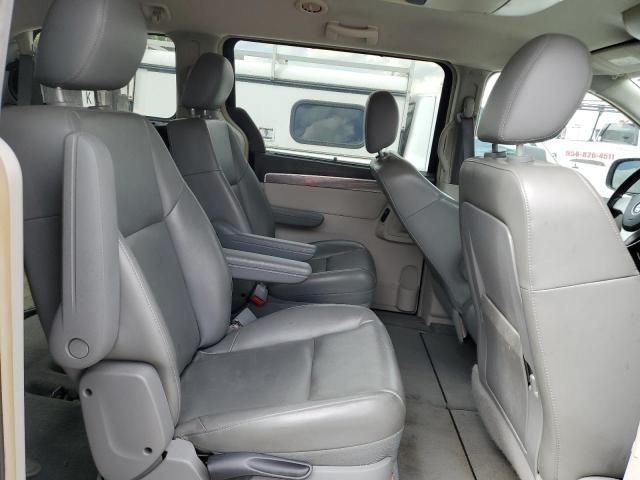 2010 Volkswagen Routan SE