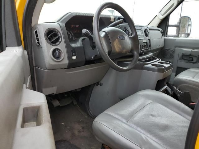 2014 Ford Econoline E350 Super Duty Cutaway Van