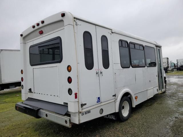 2013 Ford Econoline E450 Super Duty Cutaway Van