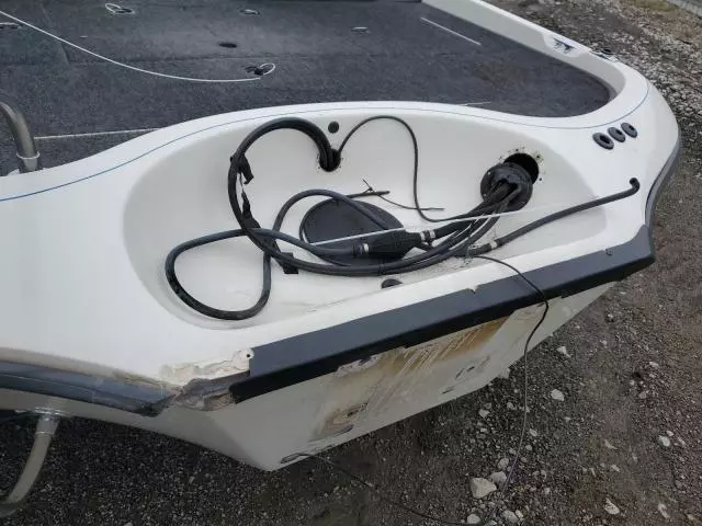 1999 Land Rover 1999 Landau Boat CO Bass Boat