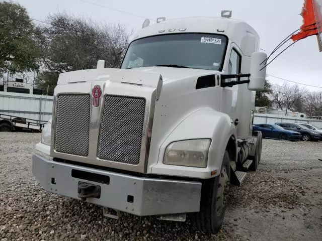 2017 Kenworth Construction T880