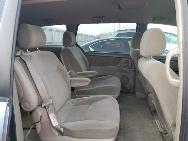 2004 Toyota Sienna CE