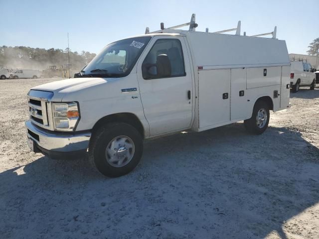 2015 Ford Econoline E350 Super Duty Cutaway Van