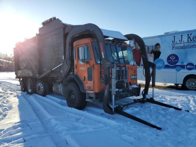 2016 Peterbilt 320