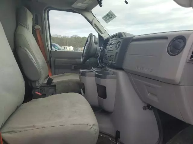 2018 Ford Econoline E450 Super Duty Cutaway Van