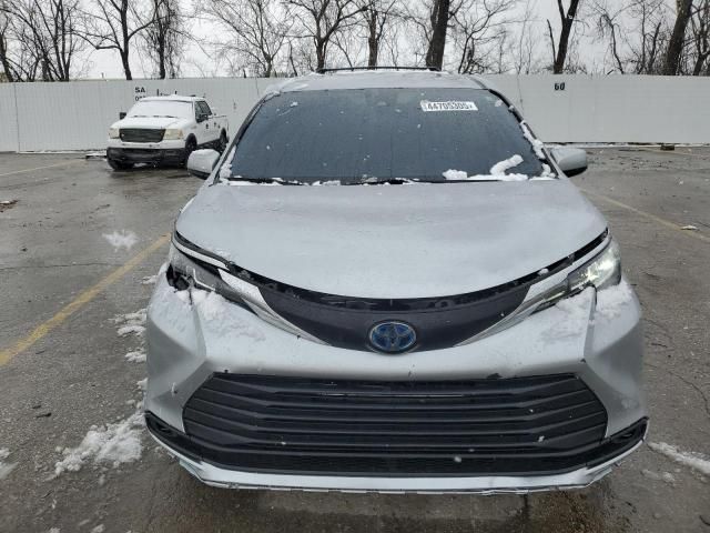 2022 Toyota Sienna LE