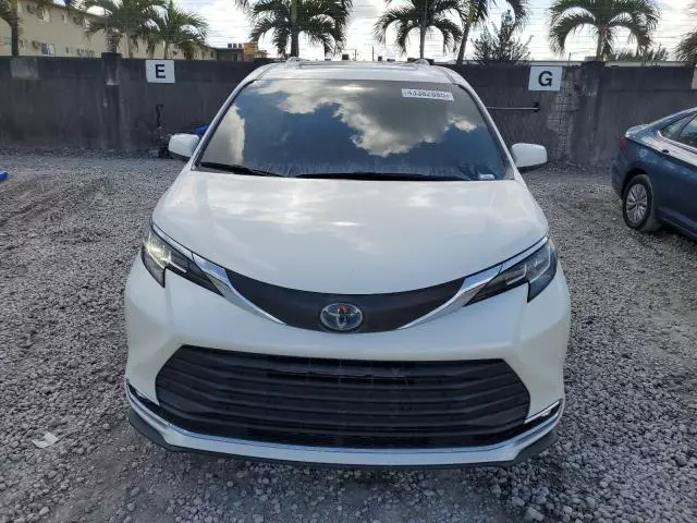 2021 Toyota Sienna XLE