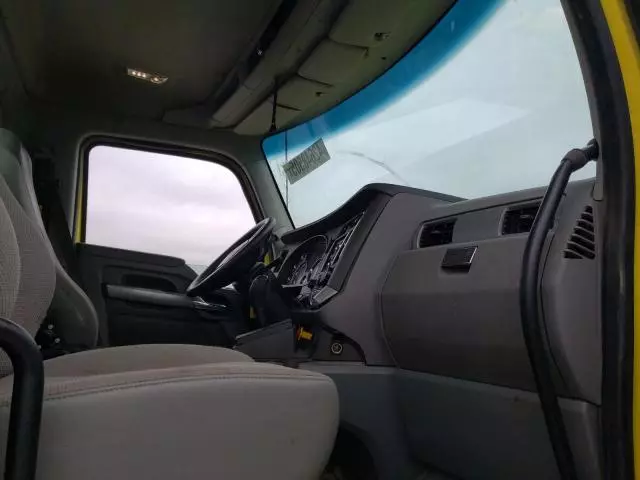 2016 Kenworth Construction T880