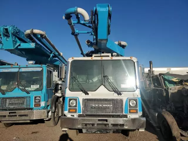 1999 Mack 600 MR600