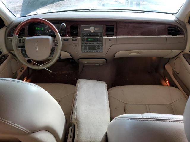 2005 Lincoln Town Car Signature Limited