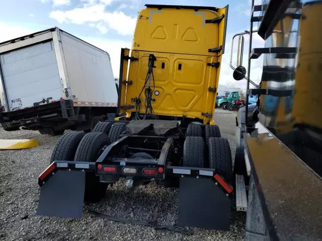 2020 Freightliner Cascadia 126