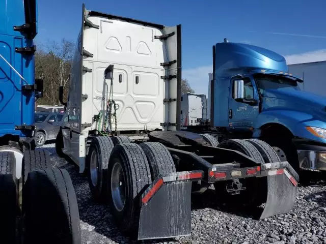 2020 Freightliner Cascadia 126