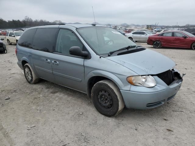 2005 Chrysler Town & Country LX