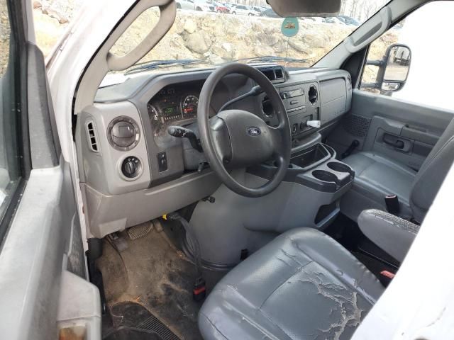 2013 Ford Econoline E350 Super Duty Cutaway Van