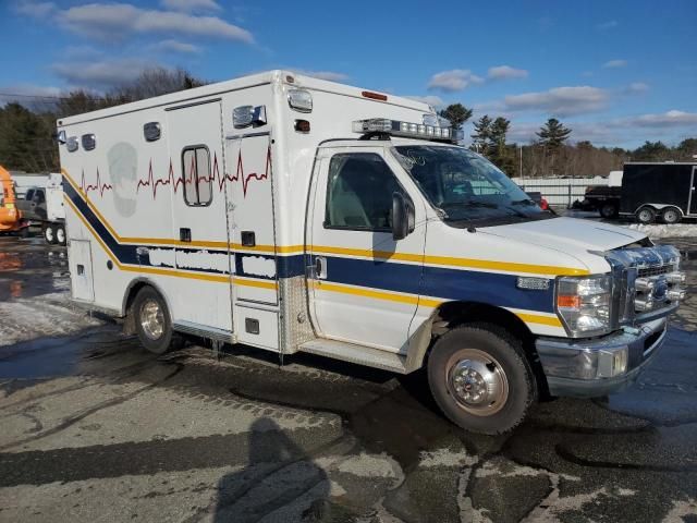 2014 Ford Econoline E350 Super Duty Cutaway Van