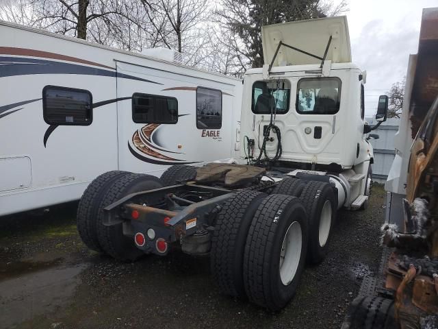 2015 Freightliner Cascadia Semi Truck