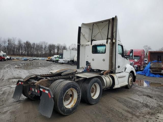 2015 Kenworth T680 Semi Truck