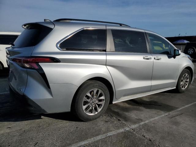 2022 Toyota Sienna LE