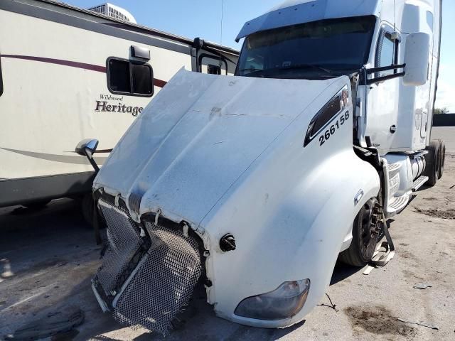 2014 Kenworth T680 Semi Truck