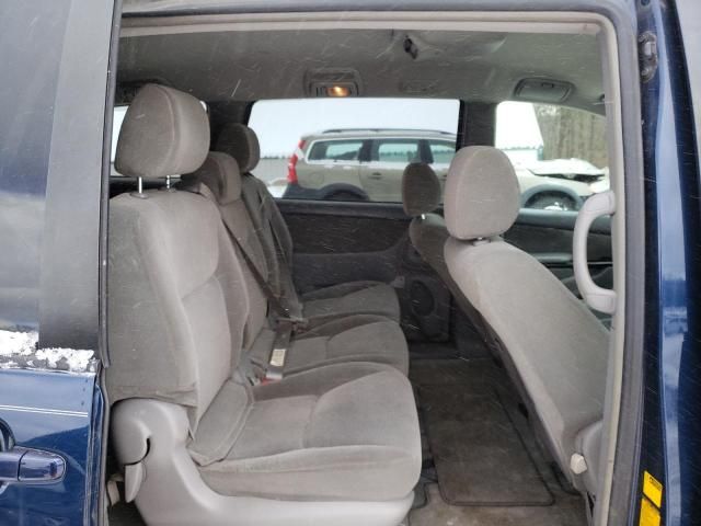 2004 Toyota Sienna CE