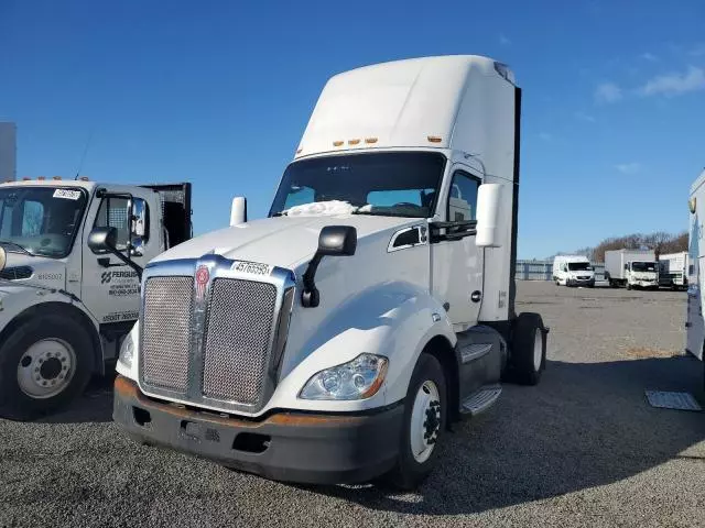 2017 Kenworth Construction T680