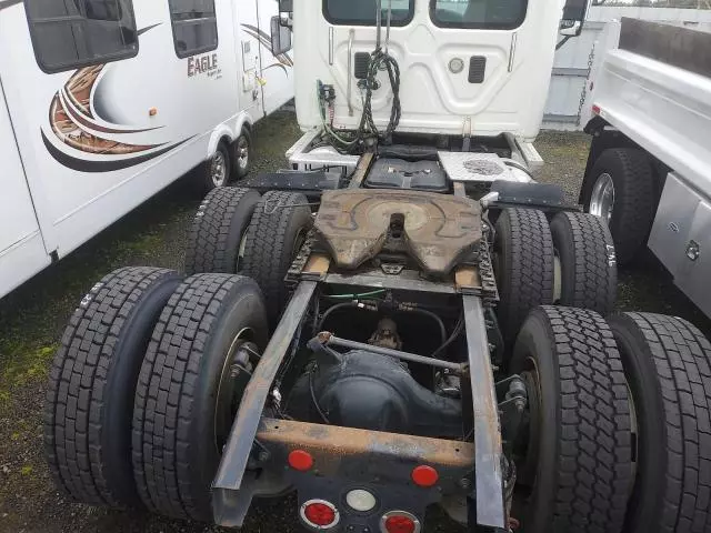 2015 Freightliner Cascadia Semi Truck