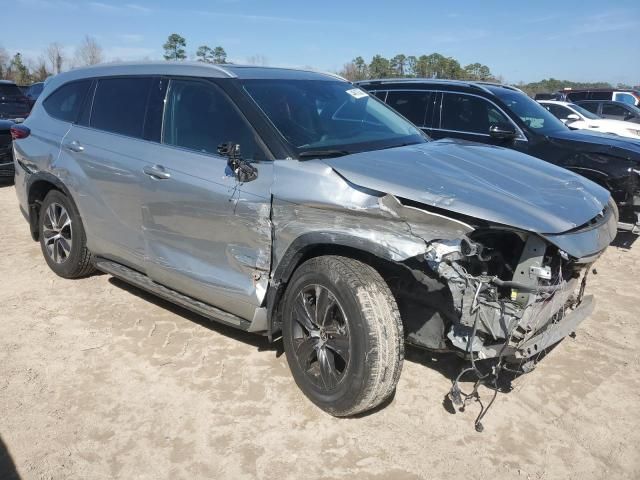 2022 Toyota Highlander Hybrid XLE