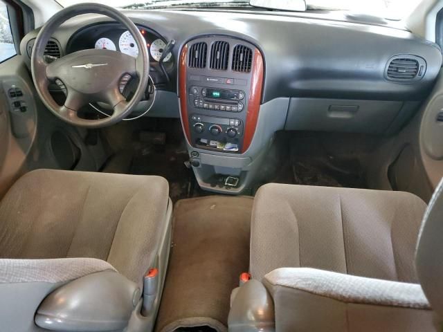 2005 Chrysler Town & Country LX