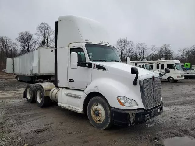 2015 Kenworth T680 Semi Truck