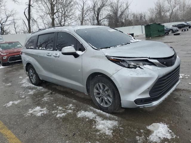 2022 Toyota Sienna LE